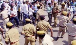 शिक्षा मंत्री के आवास पर अभ्यर्थियों का हंगामा पुलिस से नोकझोंक शिक्षा मंत्री के आवास पर अभ्यर्थियों का हंगामा पुलिस से नोकझोंक