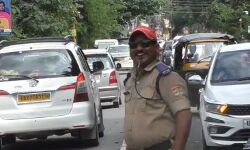 ट्रैफिक संचालन में देखिये होमगार्ड जोगेंद्र का अंदाज