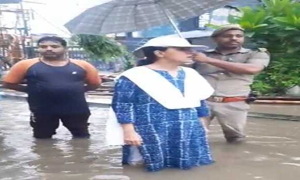बारिश का कहर- प्रशासन ने किए स्कूल कॉलेज बंद, हेल्पलाइन नंबर जारी