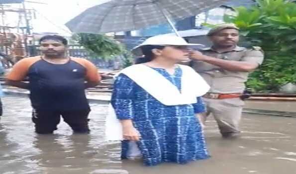 बारिश का कहर- प्रशासन ने किए स्कूल कॉलेज बंद, हेल्पलाइन नंबर जारी बारिश का कहर- प्रशासन ने किए स्कूल कॉलेज बंद, हेल्पलाइन नंबर जारी