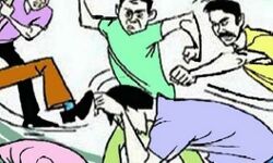 इस छोटी सी बात पर बसपा महानगर अध्यक्ष की डंडों से पिटाई- की फायरिंग इस छोटी सी बात पर बसपा महानगर अध्यक्ष की डंडों से पिटाई- की फायरिंग