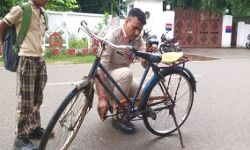 संकट में फंसे बच्चे की पुलिसकर्मी ने मदद कर किया ऐसा काम अब हो रहा नाम संकट में फंसे बच्चे की पुलिसकर्मी ने मदद कर किया ऐसा काम अब हो रहा नाम