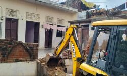 छात्रा के साथ हैवानियत करने वालों से बुलडोजर ने लिया ऐसे बदला-कर दिये. छात्रा के साथ हैवानियत करने वालों से बुलडोजर ने लिया ऐसे बदला-कर दिये.