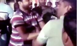 दबिश देने गई पुलिस पर हमला-बीच सड़क हुआ हंगामा, 2 अरेस्ट दबिश देने गई पुलिस पर हमला-बीच सड़क हुआ हंगामा, 2 अरेस्ट