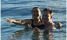 समुद्र में आग लगा रहीं प्रीति जिंटा, पतिदेव भी हैं साथ समुद्र में आग लगा रहीं प्रीति जिंटा, पतिदेव भी हैं साथ