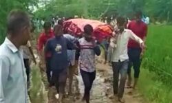 12 लोगों ने दिया कंधा, तब श्मशान घाट पहुंची अर्थी-वहां भी दुश्वारियां 12 लोगों ने दिया कंधा, तब श्मशान घाट पहुंची अर्थी-वहां भी दुश्वारियां