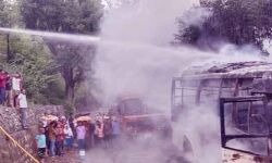 चार धाम की यात्रा पर जा रहे श्रद्धालुओं से भरी बस में आग- ऐसे बची जान चार धाम की यात्रा पर जा रहे श्रद्धालुओं से भरी बस में आग- ऐसे बची जान