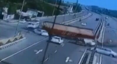 दिल दहला देने वाली वीडियो- गलत तरीके से मुडे ट्रक से टकराई 3 कारें