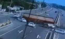 दिल दहला देने वाली वीडियो- गलत तरीके से मुडे ट्रक से टकराई 3 कारें