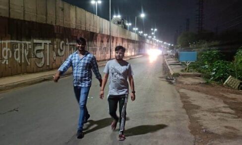 20 हजार जीतने को जब पैदल निकले दोस्त तो रास्ते में हो गया सब गुडगोबर