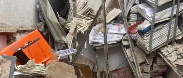 दिन निकलते ही जर्जर मकान गिरा - पति - पत्नी और बच्ची की मौत