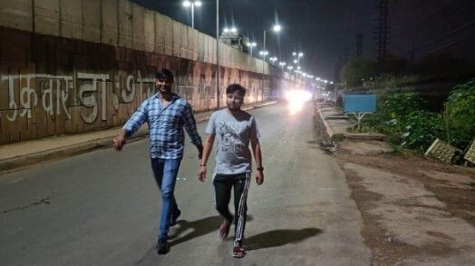 20 हजार जीतने को जब पैदल निकले दोस्त तो रास्ते में हो गया सब गुडगोबर