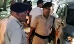 अब यहां भी बरसी ताबड़तोड़ गोलियां- बीच बाजार हुई दनादन फायरिंग अब यहां भी बरसी ताबड़तोड़ गोलियां- बीच बाजार हुई दनादन फायरिंग