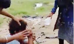 20 सेकंड में नॉनस्टॉप सिर पर पड़ी 40 चप्पल- उतर गया इश्क का भूत 20 सेकंड में नॉनस्टॉप सिर पर पड़ी 40 चप्पल- उतर गया इश्क का भूत