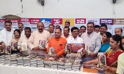 वीरपाल व BJP अध्यक्ष ने फीता काटकर किया प्रदर्शनी का शुभारंभ वीरपाल व BJP अध्यक्ष ने फीता काटकर किया प्रदर्शनी का शुभारंभ