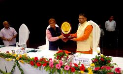 मंत्री ने प्रतिभाग करने वाले स्टूडेंट को सर्टिफिकेट देकर किया सम्मानित