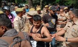 यूनिवर्सिटी की फीस बढ़ोतरी से भारी उबाल-छात्र ने किया आत्मदाह का प्रयास