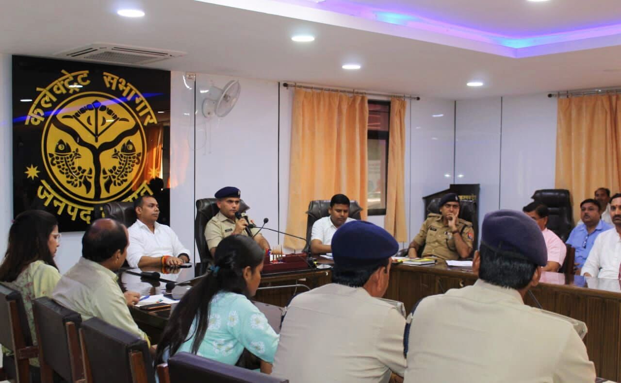 DM-SP ने की बैठक, अफ़वाह फैलाने वालों को कर दिया अलर्ट DM-SP ने की बैठक, अफ़वाह फैलाने वालों को कर दिया अलर्ट