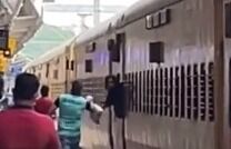 महिला को पैकेट देने के लिये रेल के पीछा दौड़ा शाहरूख खान?- वीडियो वायरल