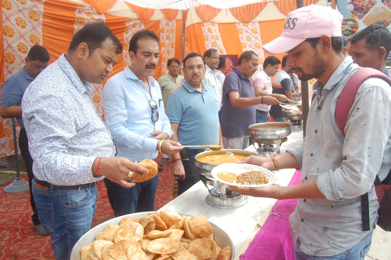 समाजसेवा के जज्बे से लायंस क्लब दिव्य ने 5 रुपये में कराया भरपेट भोजन