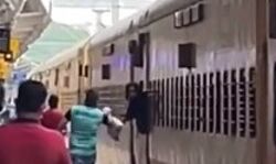 महिला को पैकेट देने के लिये रेल के पीछा दौड़ा शाहरूख खान?- वीडियो वायरल महिला को पैकेट देने के लिये रेल के पीछा दौड़ा शाहरूख खान?- वीडियो वायरल