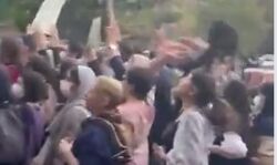 हिजाब के विरोध में सड़कों पर उतरी महिलाएं- फायरिंग में 5 की मौत हिजाब के विरोध में सड़कों पर उतरी महिलाएं- फायरिंग में 5 की मौत