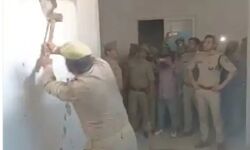 चला पुलिस का हथौड़ा तो आजम की यूनिवर्सिटी की दीवारों ने उगली किताबें चला पुलिस का हथौड़ा तो आजम की यूनिवर्सिटी की दीवारों ने उगली किताबें