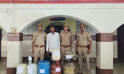 जंगल में चल रहा दारू कारखाना बरामद-एक किया गिरफ्तार जंगल में चल रहा दारू कारखाना बरामद-एक किया गिरफ्तार