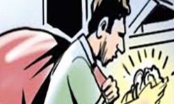 बदमाशों ने मकान पर धावा बोलकर लाखों रुपये के जेवरात चुराए बदमाशों ने मकान पर धावा बोलकर लाखों रुपये के जेवरात चुराए