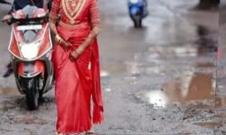 दुल्हन ने ऐसे फोटोशूट कराकर खोली सडक के गडढों की पोल-वीडियों वायरल दुल्हन ने ऐसे फोटोशूट कराकर खोली सडक के गडढों की पोल-वीडियों वायरल