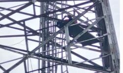 पिता की पिटाई के बाद दारू उतारी हलक के नीचे और युवक चढ गया.. पिता की पिटाई के बाद दारू उतारी हलक के नीचे और युवक चढ गया..