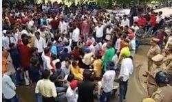 उठाई फीस कम करने की मांग तो दे डाली बुलडोजर की धमकी