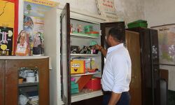 शिक्षक बने डीएम ने बच्चों से पूछे सवाल और पढ़ाया नैतिकता का पाठ शिक्षक बने डीएम ने बच्चों से पूछे सवाल और पढ़ाया नैतिकता का पाठ