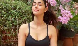 अनन्या पांडे ने योग सेशन की तस्वीर शेयर की