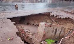 और देखते ही देखते जमीन में समा गई सड़क- मचा हड़कंप और देखते ही देखते जमीन में समा गई सड़क- मचा हड़कंप