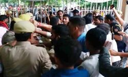 पुलिस से हाथापाई कर छात्रों ने तोड़ डाले गेट के ताले-काटा जमकर बवाल