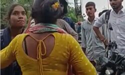 लव पॉइंट पर सेल्फी लेने पहुंचे प्रेमी प्रेमिका को पत्नी ने ऐसे धुना लव पॉइंट पर सेल्फी लेने पहुंचे प्रेमी प्रेमिका को पत्नी ने ऐसे धुना