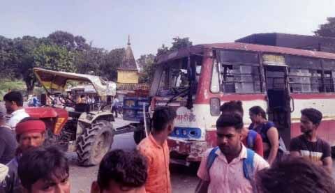 यात्रियों से भरी बस की ट्रैक्टर ट्रॉली के साथ भिड़ंत- मचा कोहराम