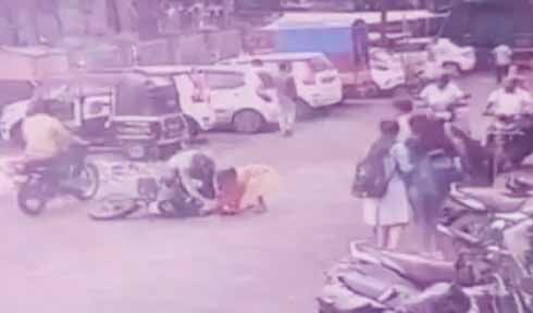 गोद से फिसली 6 माह की बच्ची को ट्रैक्टर ने दिया कुचल, हो गई मौत गोद से फिसली 6 माह की बच्ची को ट्रैक्टर ने दिया कुचल, हो गई मौत