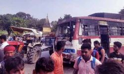 यात्रियों से भरी बस की ट्रैक्टर ट्रॉली के साथ भिड़ंत- मचा कोहराम यात्रियों से भरी बस की ट्रैक्टर ट्रॉली के साथ भिड़ंत- मचा कोहराम