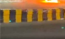 आग का गोला बन गई सड़क पर दौड़ती बाइक- लोगों में फैली दहशत