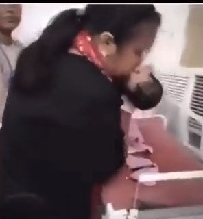 महिला डॉक्टर ने ऐसे बचाई बच्चे की जान- लोग कर रहे तारीफ, देखे वीडियो महिला डॉक्टर ने ऐसे बचाई बच्चे की जान- लोग कर रहे तारीफ, देखे वीडियो