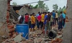 पटाखा फैक्ट्री में धमाकों से उड़ी टीन शेड, ढह गई दीवारें, दो घायल