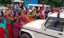 अंकिता भंडारी मर्डर-उबाल खाई भीड ने एमएलए की गाड़ी में की तोड़फोड़