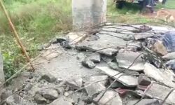 जलती चिता पर गिरी भ्रष्टाचार के मेटेरियल से तैयार श्मशान घाट की छत जलती चिता पर गिरी भ्रष्टाचार के मेटेरियल से तैयार श्मशान घाट की छत