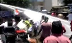 कांग्रेस नेता की गिरफ्तारी के विरोध में बवाल- पुलिस ने चलाई वाटर कैनन कांग्रेस नेता की गिरफ्तारी के विरोध में बवाल- पुलिस ने चलाई वाटर कैनन