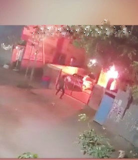आरएसएस कार्यकर्ता के घर पर पेट्रोल बम से हमला- फेंके इतने बम