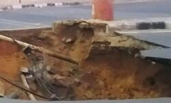 मिट्टी दरकने से 20 फीट गहरे गड्ढे में फंसे तीन युवक, रेस्क्यू