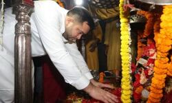 सत्ता की हनक में भगवान के सम्मान को भूले डिप्टी CM- मंदिर में घुसे ऐसे सत्ता की हनक में भगवान के सम्मान को भूले डिप्टी CM- मंदिर में घुसे ऐसे