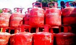 गैस सिलेंडर में आग लगने से वृद्धा और किशोरी झुलसी गैस सिलेंडर में आग लगने से वृद्धा और किशोरी झुलसी